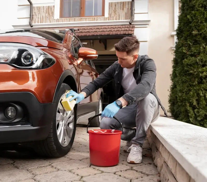 Lavage auto à domicile Saint-Léger-sur-Sarthe : professionnel intervenant sur un véhicule